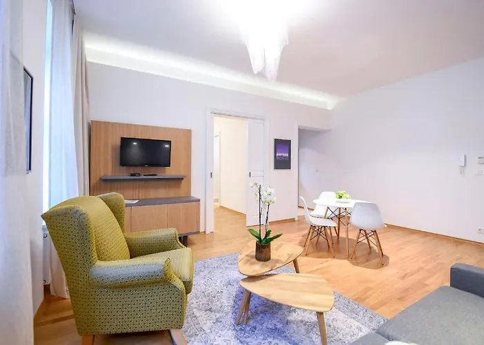 Apartmán Centre Chic 2/4 *