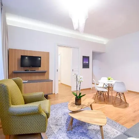 Apartment Centre Chic 2/4 *