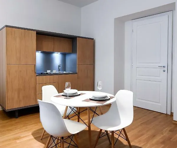 Apartment Centre Chic 2/4 *